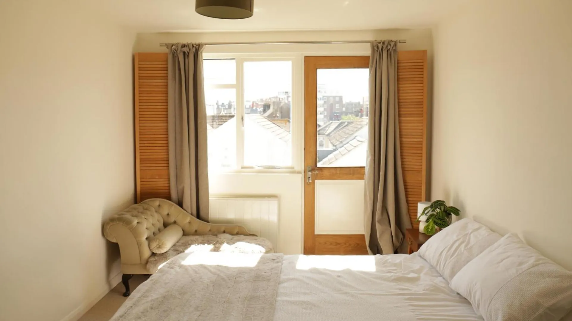 Sunny Seaside Sanctuary - Two Bedroom Apartment Brighton