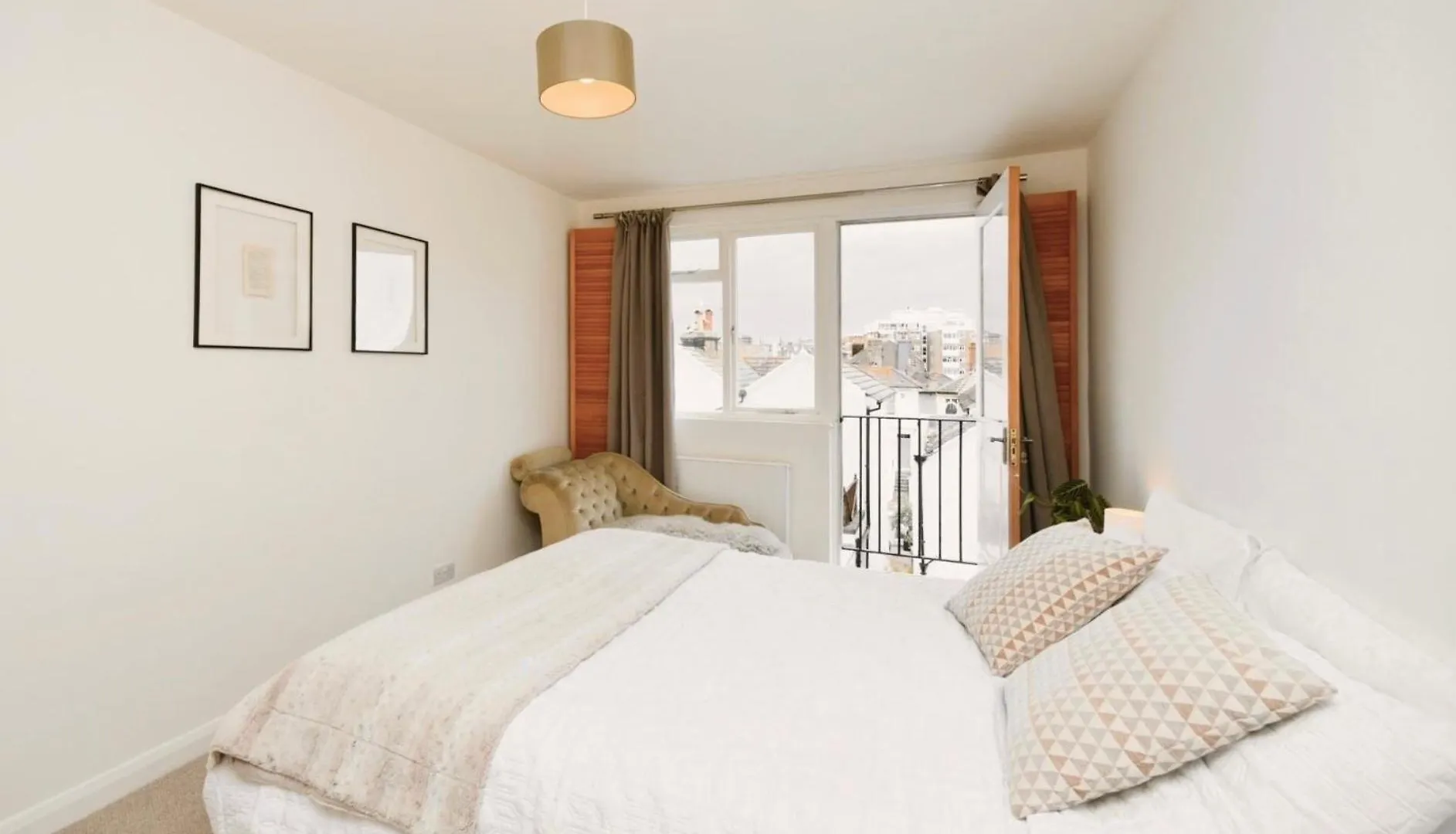 Sunny Seaside Sanctuary - Two Bedroom Apartment Brighton