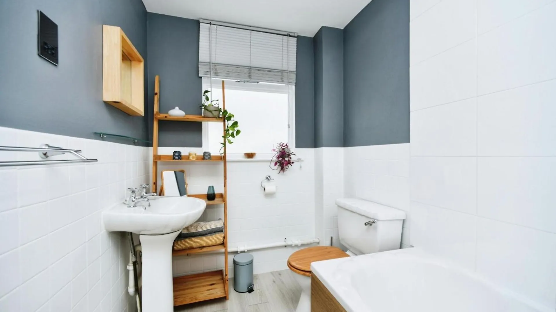 Sunny Seaside Sanctuary - Two Bedroom Apartment Brighton 0*,
