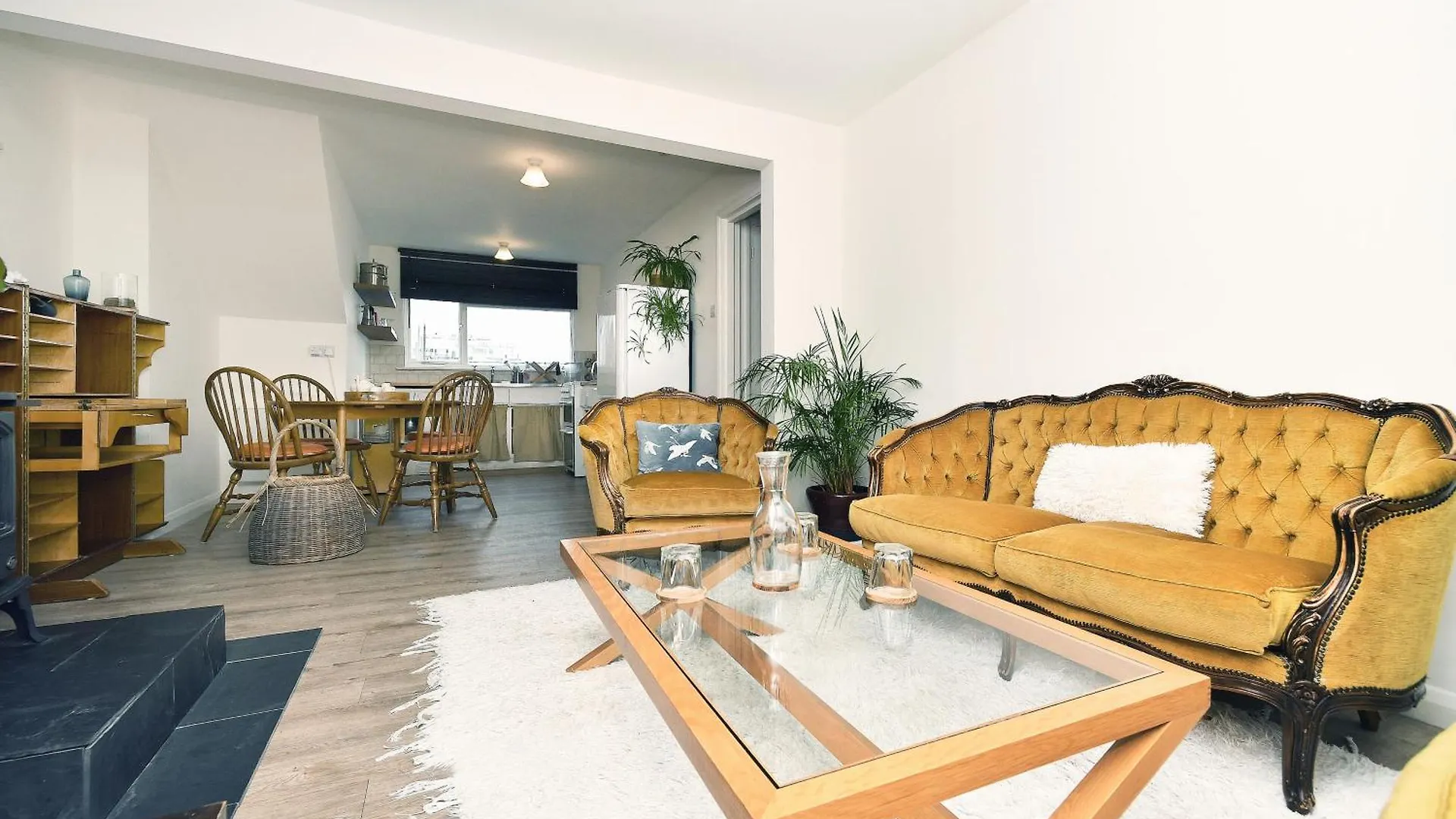Sunny Seaside Sanctuary - Two Bedroom Apartment Brighton